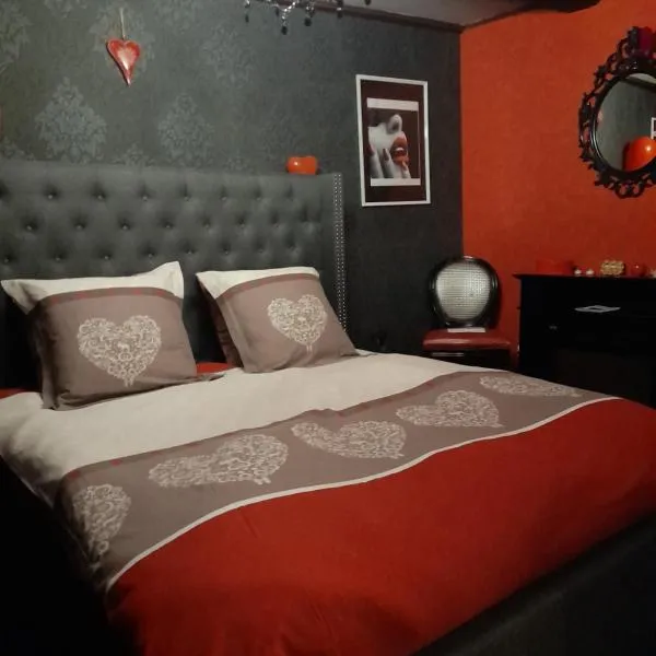 LOVE ROOM Le rouge et noir，位于巴尔的酒店