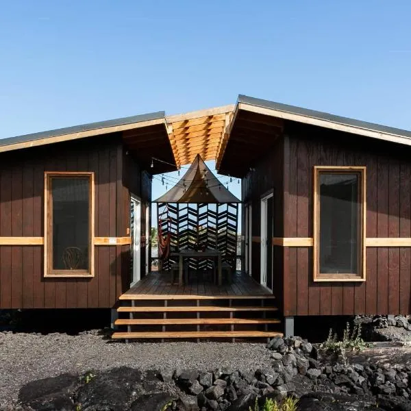 THE OHANA HOUSE, Amazing Tiny Home on A Volcanic Lava Field!，位于帕霍阿的酒店