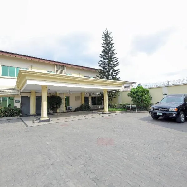 KSF阿拉卡广场酒店，位于Okokomaiko的酒店
