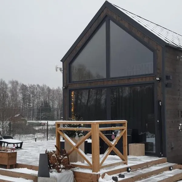 Domek Mazurski całoroczny nad jeziorem z Jacuzzi SPA，位于帕瑟姆的酒店