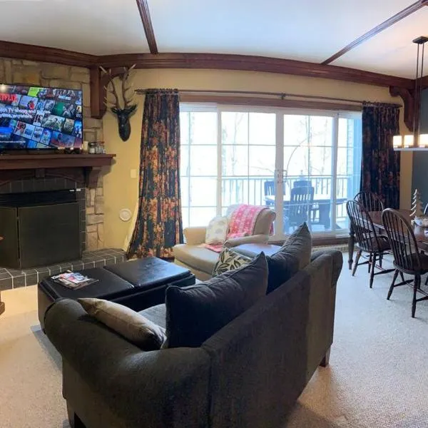 Chalet-Style Condo - 5 minutes to Lifts and village!，位于蒙特朗布朗的酒店