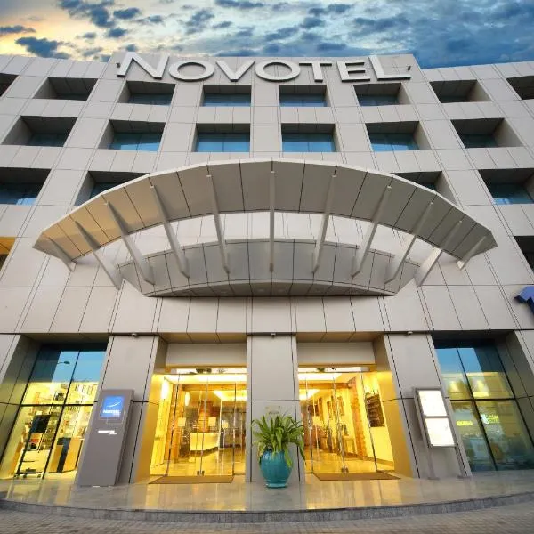 达曼商业园诺富特酒店，位于Al Fayşalīyah的酒店