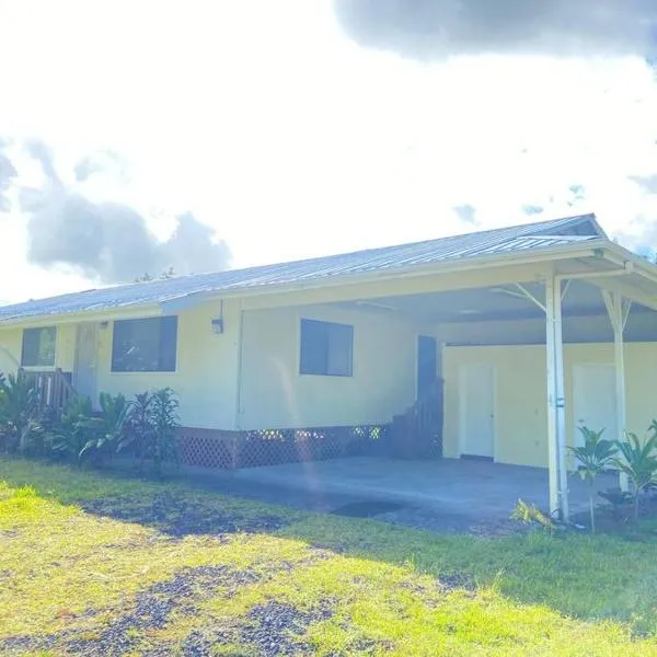 THE MANONO HOUSE - Peaceful, Private 3Bd 2Bath Home near HILO, with AC!，位于Honolulu Landing的酒店