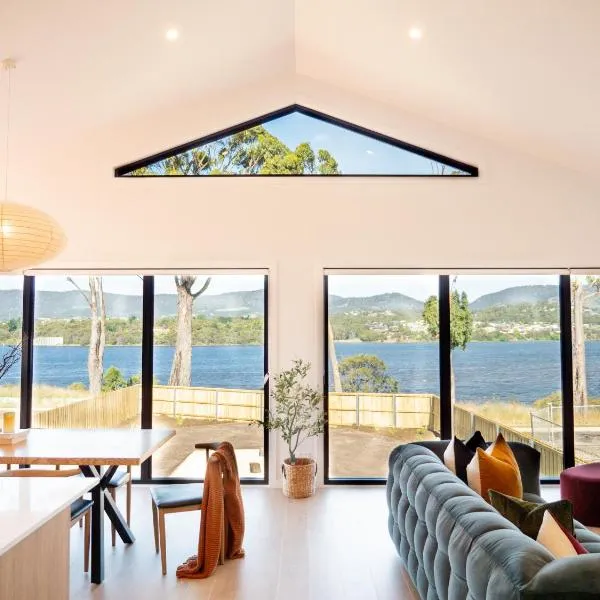 Luxurious Waterfront home in the North of Hobart，位于Austins Ferry的酒店