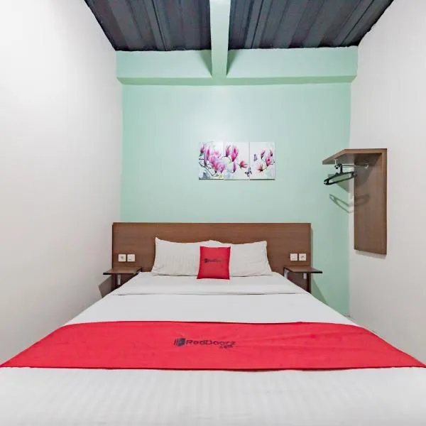 RedDoorz near UNSIKA University Karawang，位于Cikampek的酒店