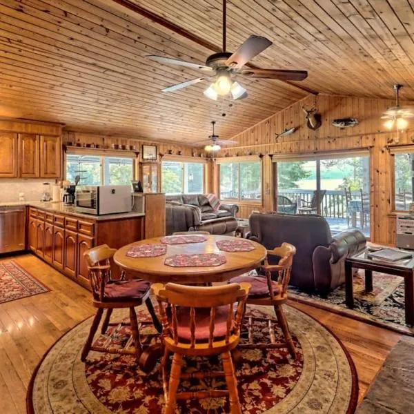 Hannahs Perch on Lake Burton with Private Top Patio and Bottom Dock，位于克莱顿的酒店