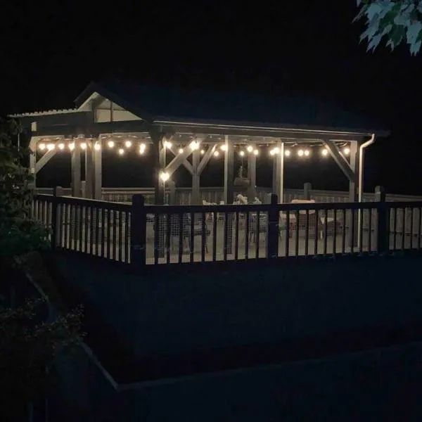 Bills Bungalow on Lake Burton with Top Dock and Patio，位于克莱顿的酒店