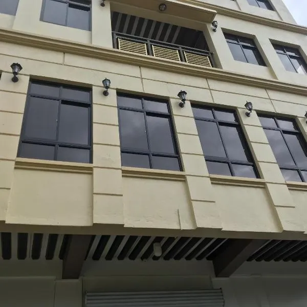 THE-SOMERSET INN & RESTAURANT，位于伊洛伊洛的酒店