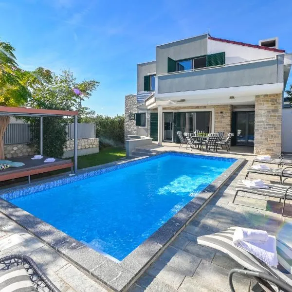 Villa Dana & Thalia - Private Pool，位于诺瓦利娅的酒店