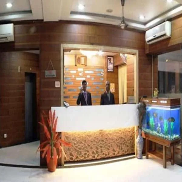 hotel puneet international，位于赖布尔的酒店