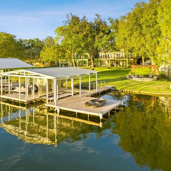 New Listing - Promo Price Waterfront Huge Yard，位于Kingsland的酒店
