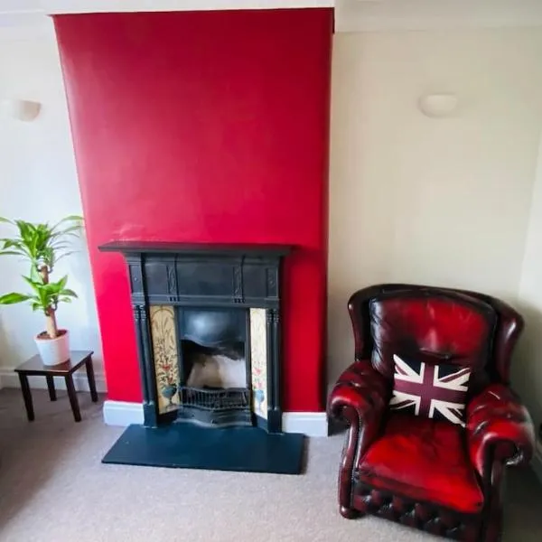 3 BR Property in Prestwich 15 mins from Manchester City Centre Garden Free parking Superfast WIFI Netflix，位于拉德克利夫的酒店