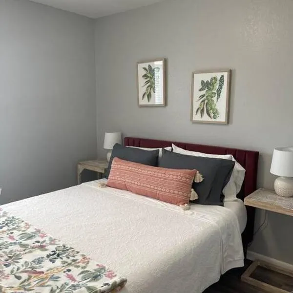 The Carolyn - 2 Bedroom Apt in Quilt Town, USA，位于Gallatin的酒店