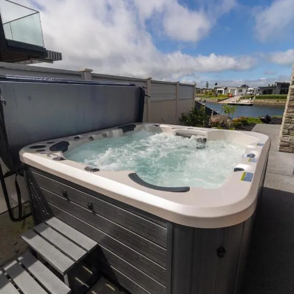 Marsden Cove Canal Haven with Spa Pool，位于Whangarei Heads的酒店