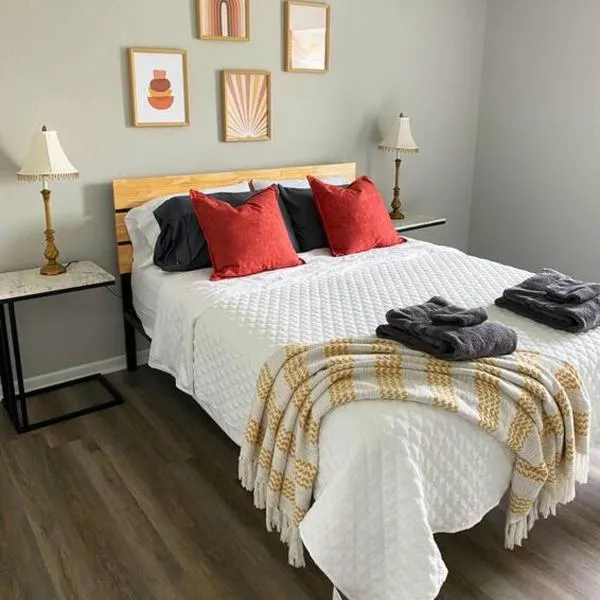 The Delores - 2 Bedroom Apt in Quilt Town, USA，位于卡梅伦的酒店