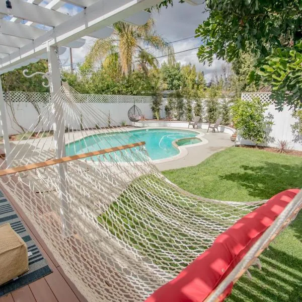 Enchanting Sherman Oaks Home With Pool permit #HSR two one zero zero 2605，位于谢尔曼·奥克斯的酒店