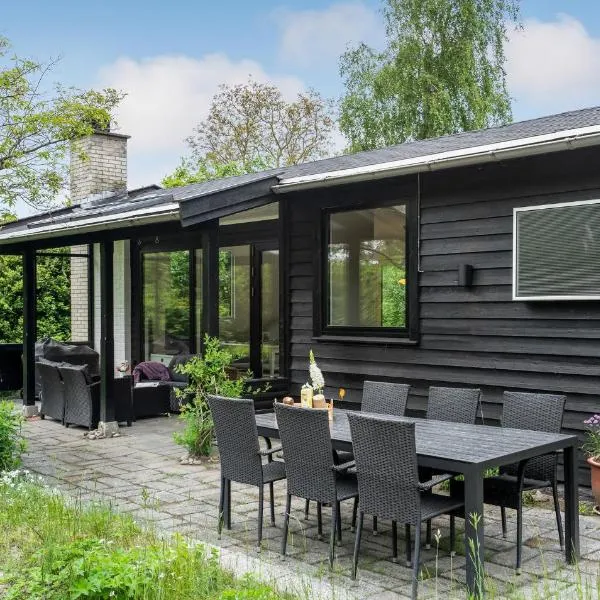 2 Bedroom Cozy Home In Dronningmølle，位于德隆宁莫勒的酒店