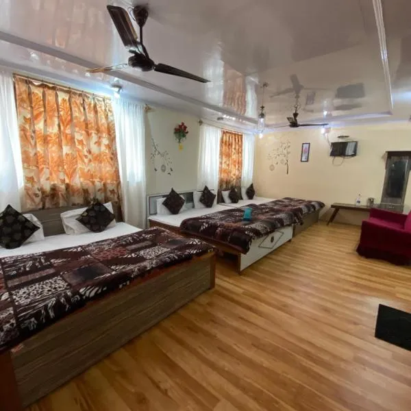 Hotel Young Mamta，位于Shālamār的酒店