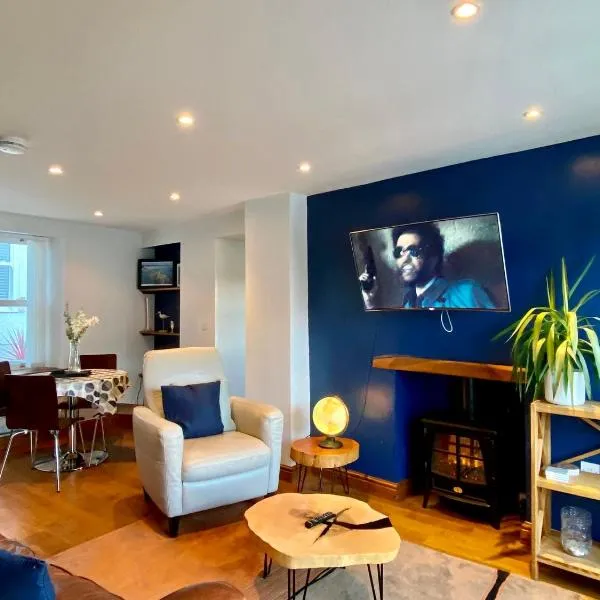 Extended Fishermans cottage with stunning sea views，位于马伯斯的酒店