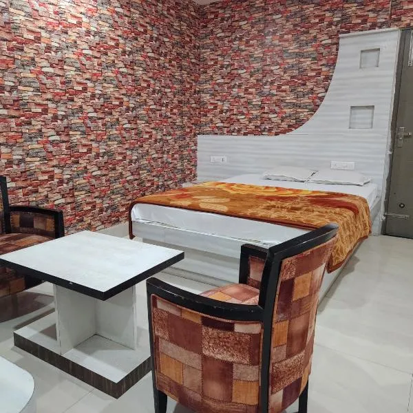 Golden Park Inn，位于Jarmundi的酒店