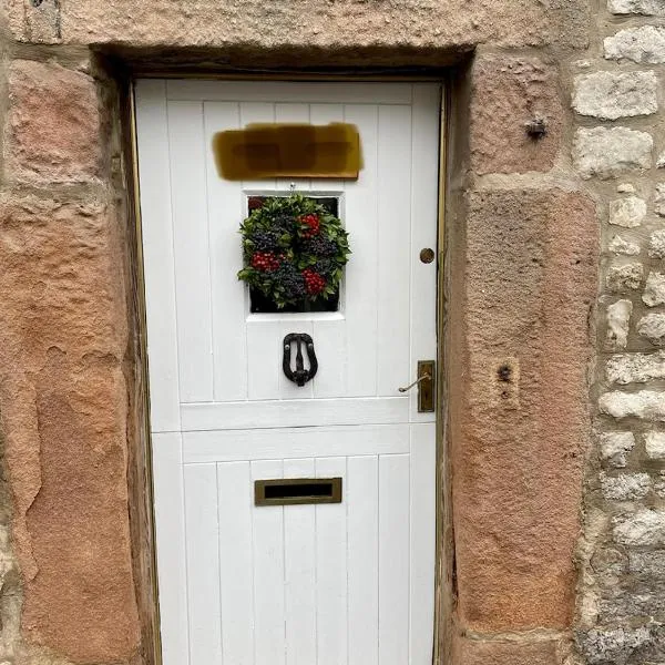 Beautiful listed 3 bedroom cottage with wood burner，位于Youlgreave的酒店