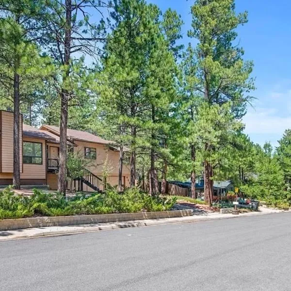 Kathys Cabin, King Bed, Hot Tub, Near-NAU & Downtown attractions, Perfect Year-Round Mountain Getaway，位于弗拉格斯塔夫的酒店