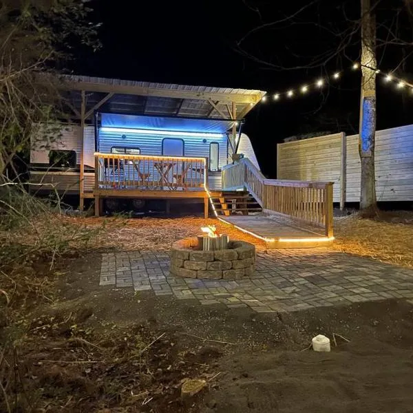 Daffodil Dream Camper with Hot Tub - Movie Screen - Fire Pit - BBQ，位于Jonesville的酒店