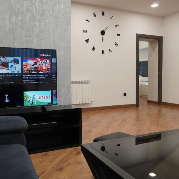 Lovely, newly remodeled apartment in Yerevan!，位于埃里温的酒店