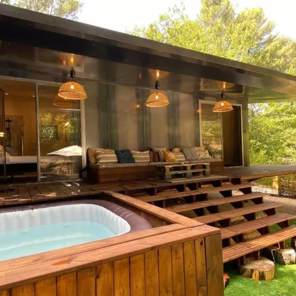 SUBLIME CHALET*JACUZZI*JARDIN*PLANCHA*CLIM*WIFI*，位于Peyrolles-en-Provence的酒店