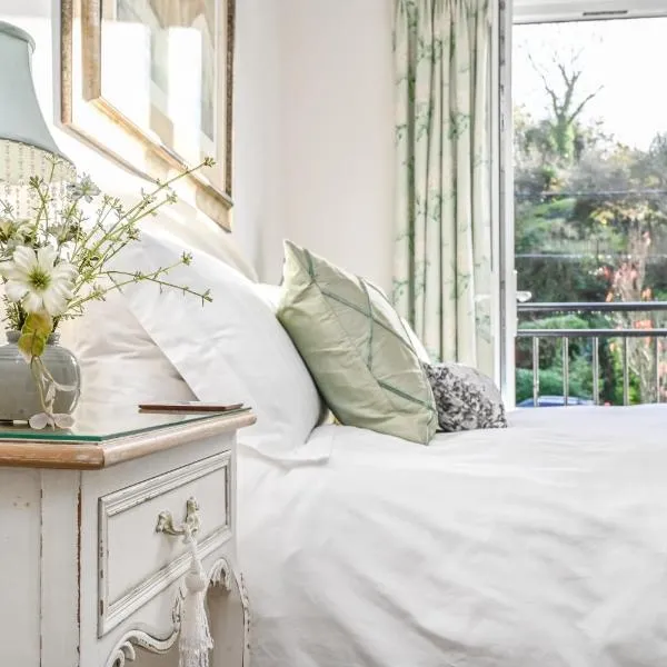 Briardene Cottage - A Superb Bijou Retreat with Jacuzzi near an Excellent Village Pub，位于耶尔弗顿的酒店
