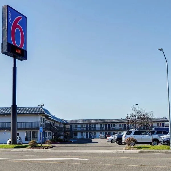 Motel 6-Eureka, CA Redwood Coast，位于King Salmon的酒店