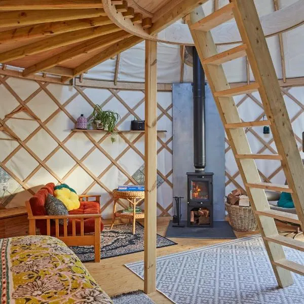 Puckaster Cove Luxury Yurt，位于Godshill的酒店