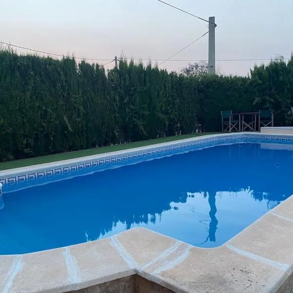 Encantador y acogedor alojamiento con piscina，位于Montroy的酒店