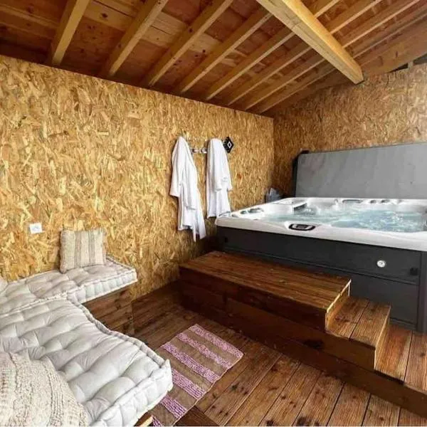 Gite à la ferme avec jacuzzi et piscine chauffée，位于Vals的酒店