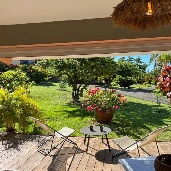 - Les pieds dans l'eau à 50m de la plage, côté mer caraïbe - Domaine de l'Anse CARITAN - Sainte-Anne -，位于圣安娜的酒店