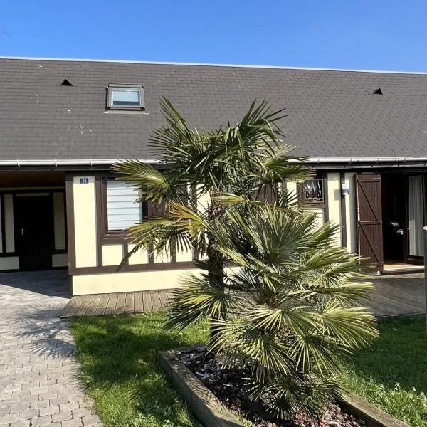 Charmant chalet 4P avec jardin privatif, proche plage et commerces à Merville-Franceville - FR-1-487-333，位于卡布尔的酒店