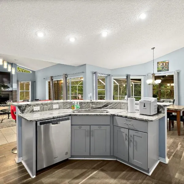 Tropical Escape with Relaxing Heated Pool & Palm Breezes，位于棕榈海岸的酒店