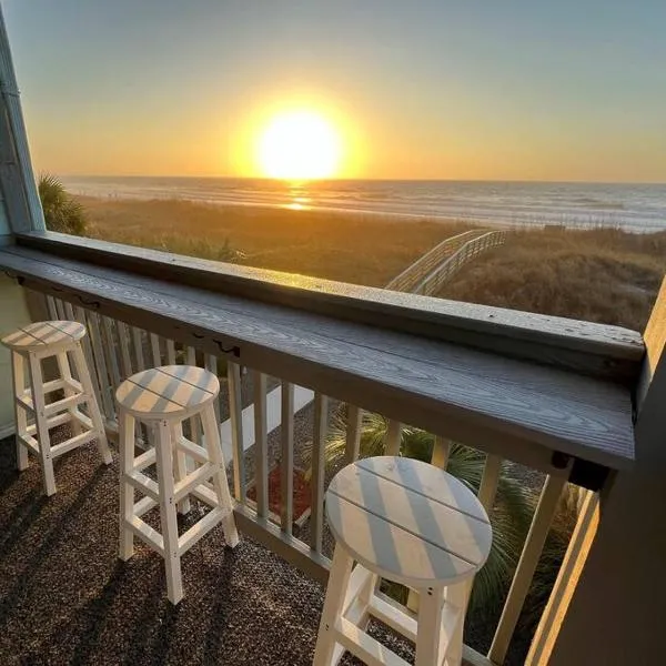 Direct Ocean Front 3BR/2BA Dog Friendly **OCEANFRONT**，位于利特尔里弗的酒店