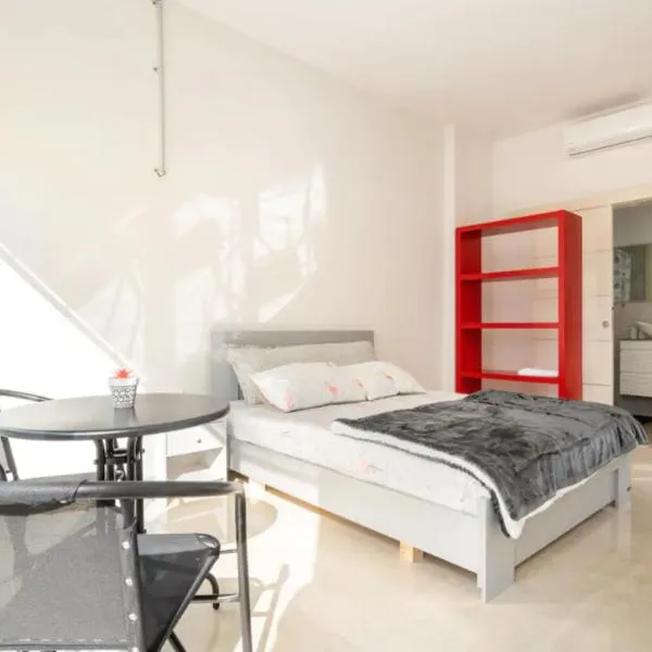 Elegant Studio in New Atlit with Garden & BBQ, 3 Min to Beach, Free Netflix，位于Atlit的酒店