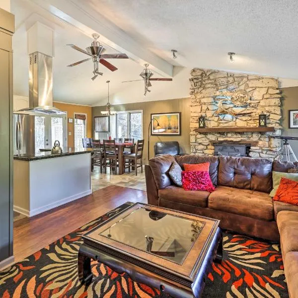 Holiday Island Home: Hot Tub & Wood Stove!，位于Holiday Island的酒店
