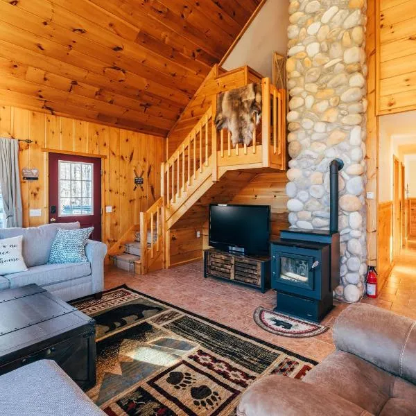 Ski Chalet w-Hot Tub, Only 3 min to Sunday River ski lifts!，位于贝塞尔的酒店
