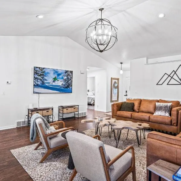 Quiet Comfortable Cliffside Estate near USU，位于洛根的酒店