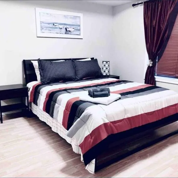 2 BDRM A/C Condo w/Ensuite Laundry + Free Parking，位于埃德蒙顿的酒店