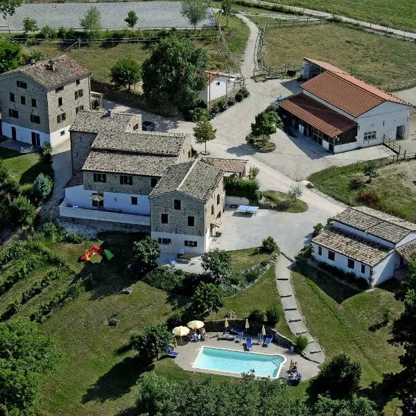 Agriturismo Alla Vecchia Quercia，位于Serra SantʼAbbondio的酒店