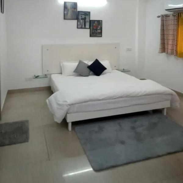 Expomart house1bhk，位于大诺伊达的酒店