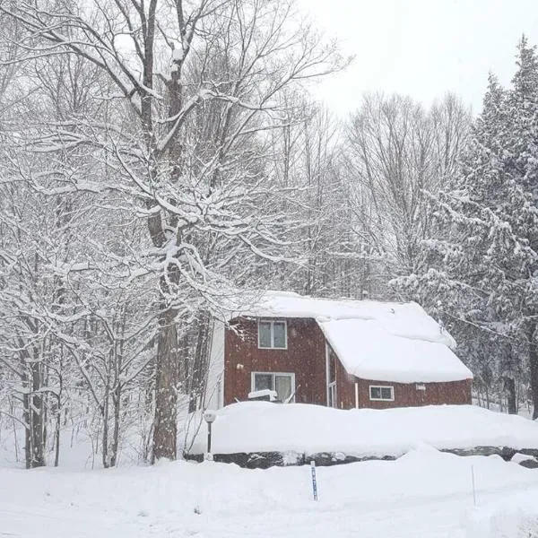 Chalet en pleine nature à Orford，位于舍布鲁克的酒店