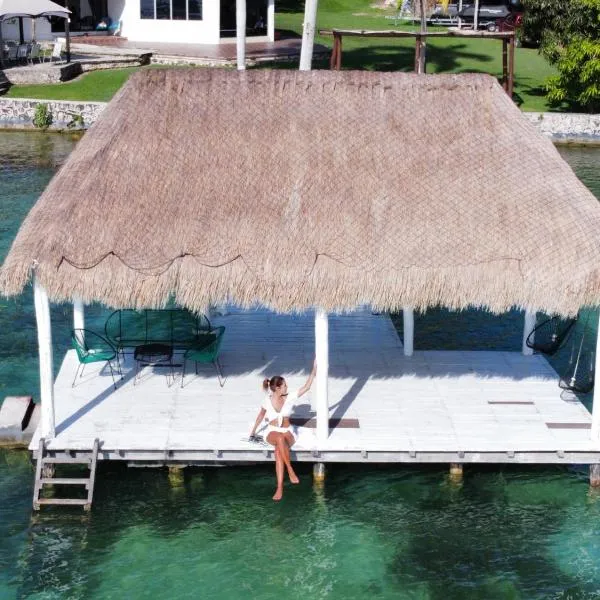 Royal Palm Bacalar Cabañas & Lagoon Club，位于Cenote Azul的酒店