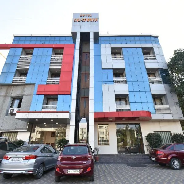 Hotel Sai Sparsh-150 meters from Saibaba temple，位于舍地的酒店