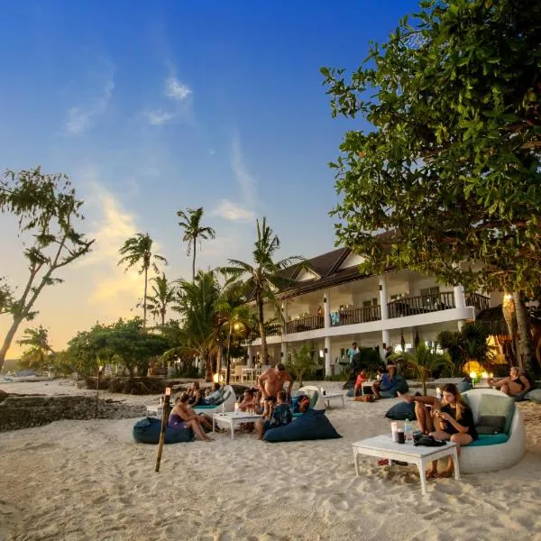 Ocean Vida Beach and Dive Resort，位于罗昂的酒店