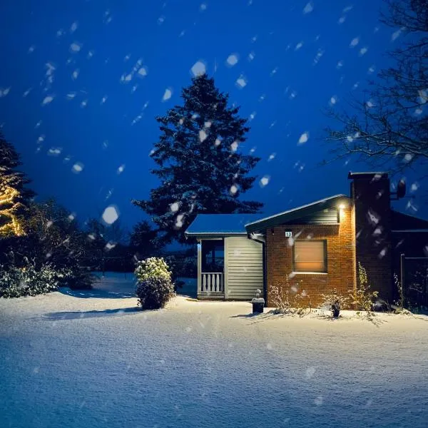Schwedenhaus mit Holzofen & Außenkamin auf 1400m2，位于Tensbüttel-Röst的酒店